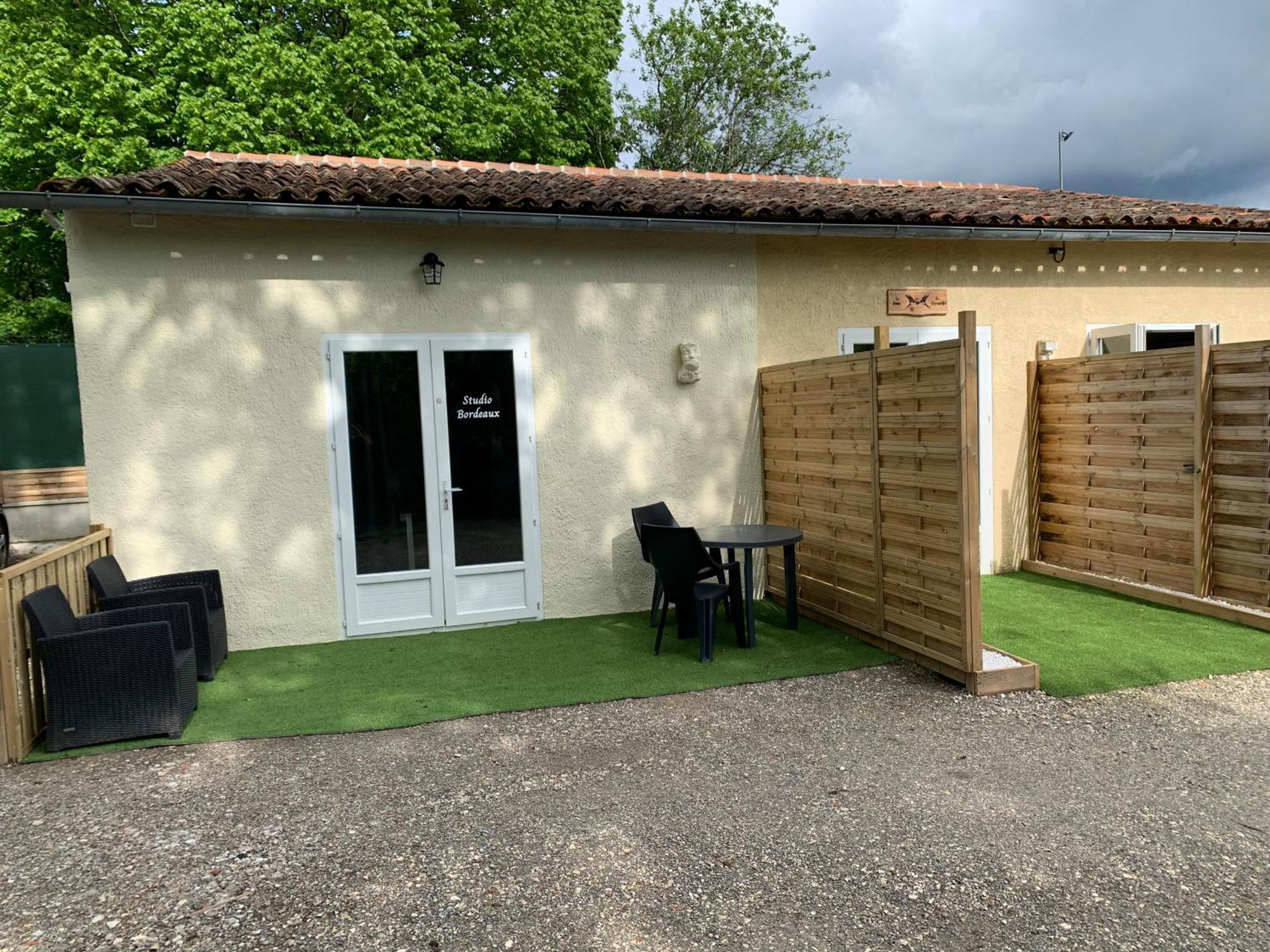 Chambre D'Hotes Naturiste Le Jardin Des Hirondelles Blanzaguet-Saint-Cybard Exteriör bild